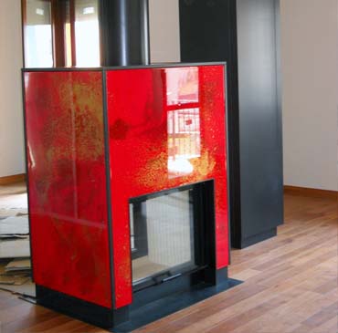 Caminetto con rivestimento in resina